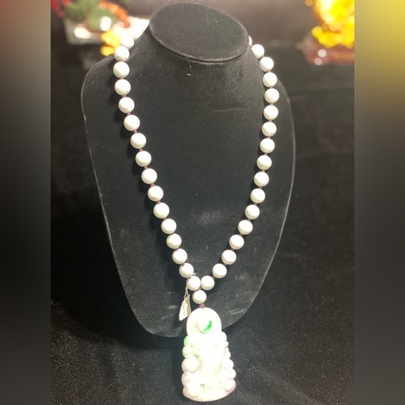 One of a kind! 26inch natural jade necklace with a 3 1/2 inch Guanyin pendant. - Picture 5 of 11